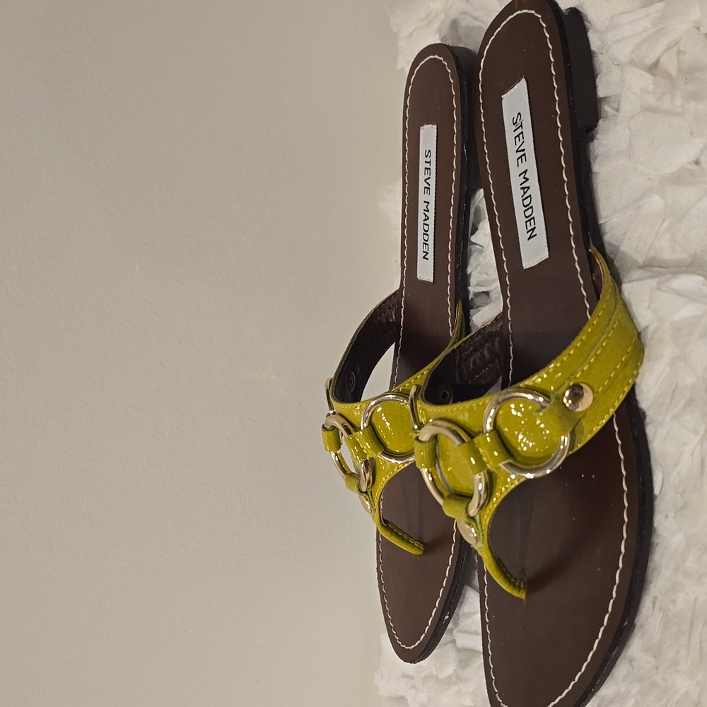 Steve Madden Swindlee Women's Size 7.5 Lime Green Flat Thong Sandals - Picture 3 of 10